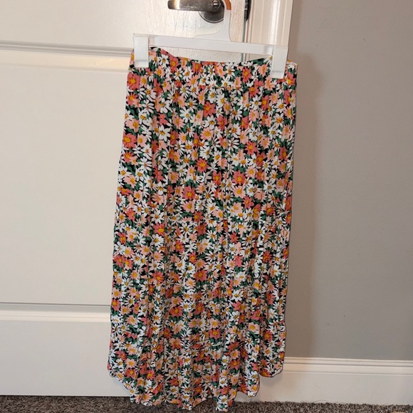 Chic Floral High-Low Skirt - Picture 3 of 4